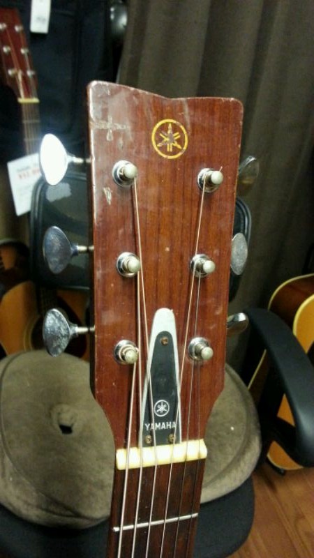 YAMAHAのFG、赤ラベルの謎？！ : 中古楽器屋への道(2） グラスホッパー