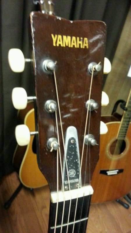 YAMAHAのFG、赤ラベルの謎？！ : 中古楽器屋への道(2） グラスホッパー