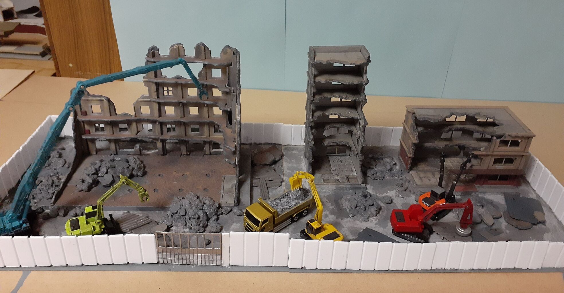 トミカを使って解体、建設現場を作る。その4。解体現場の完成。 : 1