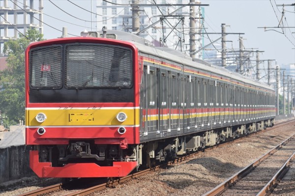 高架線を行く武蔵野線205系 : JABODETABEK COMMUTERS NEWS