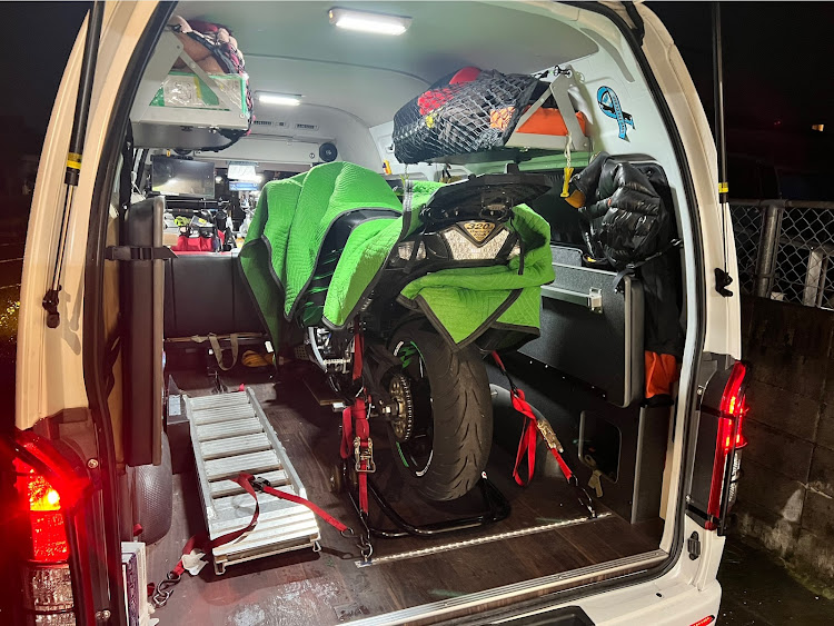 ハイエースバンのZX-14R・ハイエースでお出かけ・ファントラクション