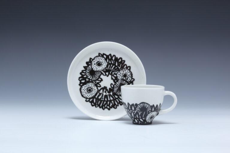 Meissen（マイセン）1880~1900年 エンジ地金彩ワトー風恋人図カップ