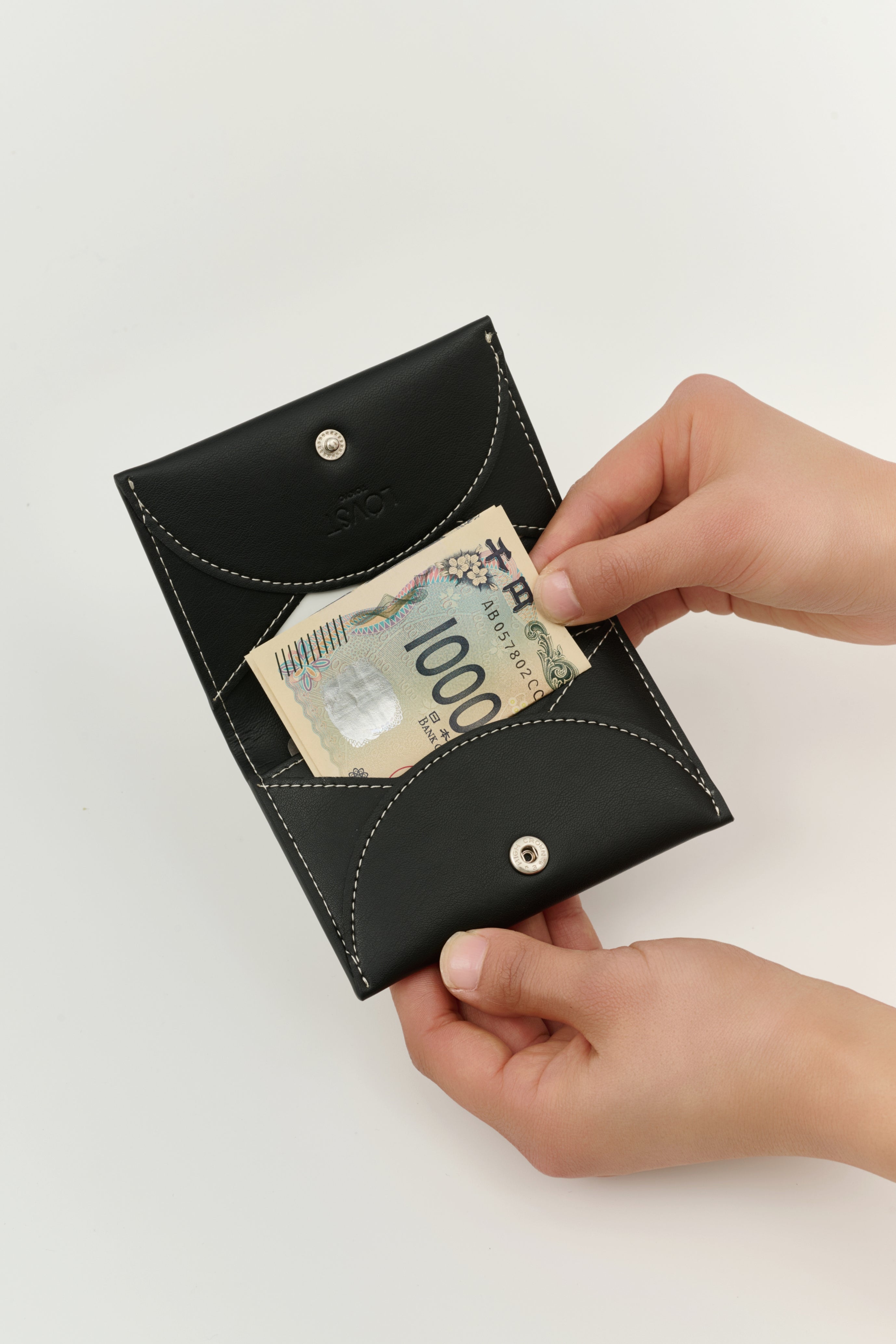 アップルレザー製カードケース「AppleHalf-moon Card Case」 | LOVST