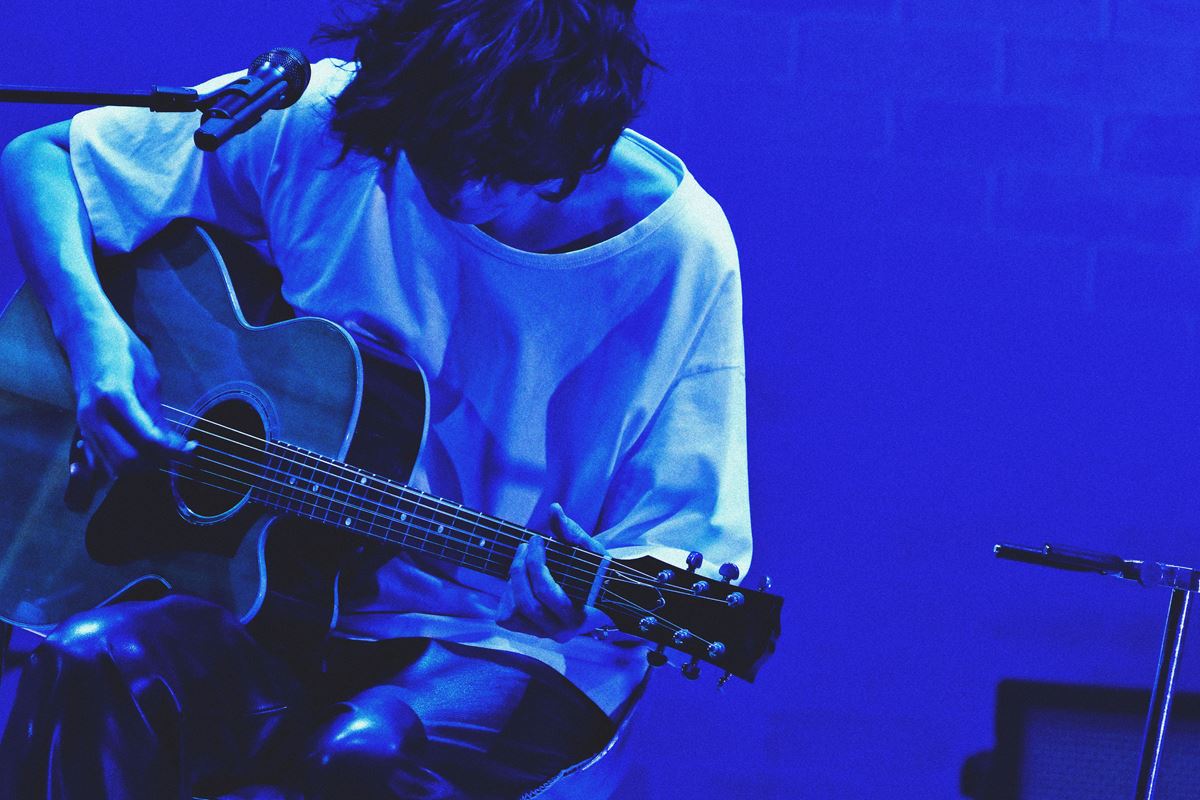 Alexandros] 川上洋平、クリスマスイブに自身のスタジオ模したステージ