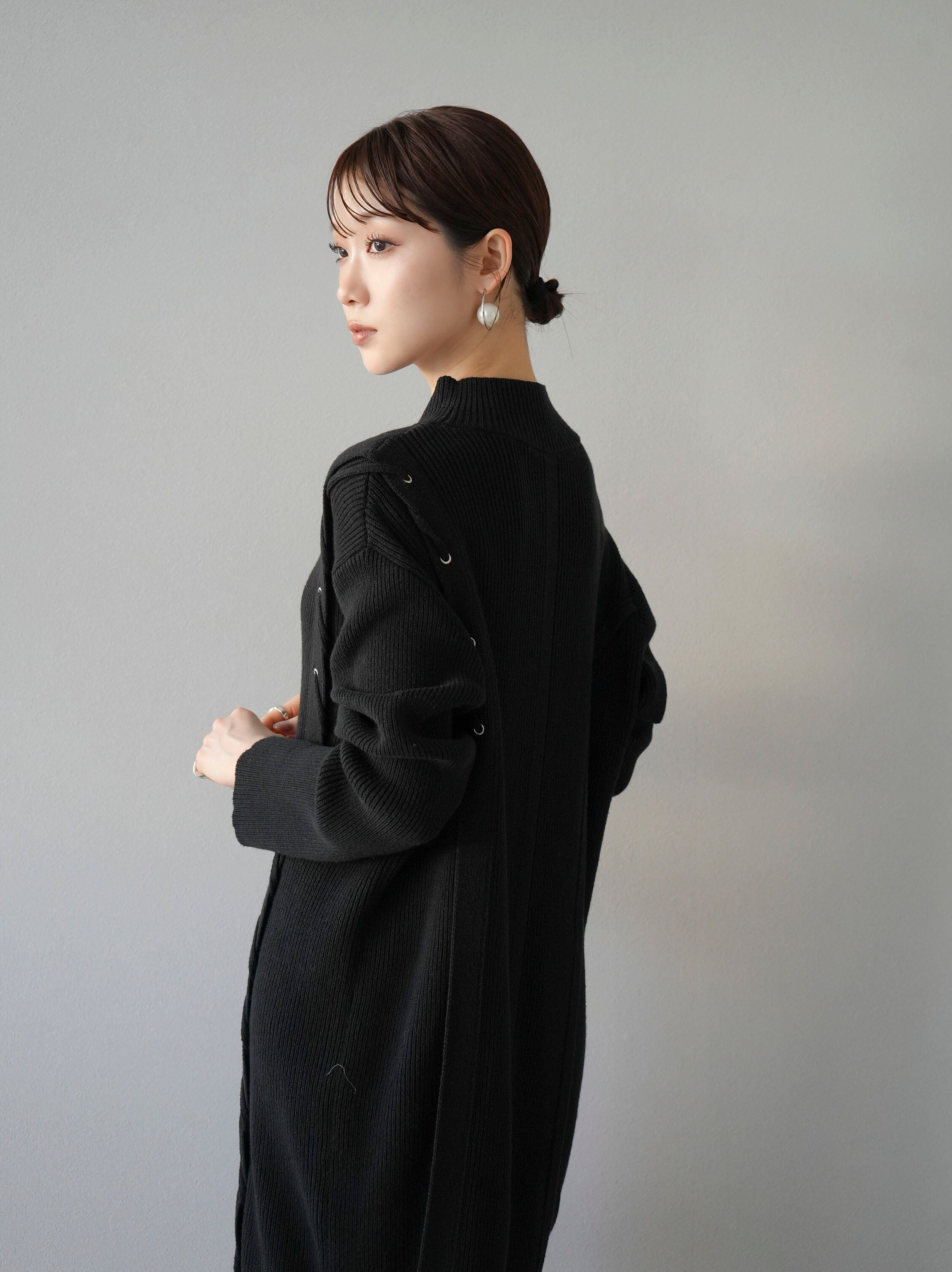 予約]アシンメトリーレースアップハイネックニットワンピース/ブラック