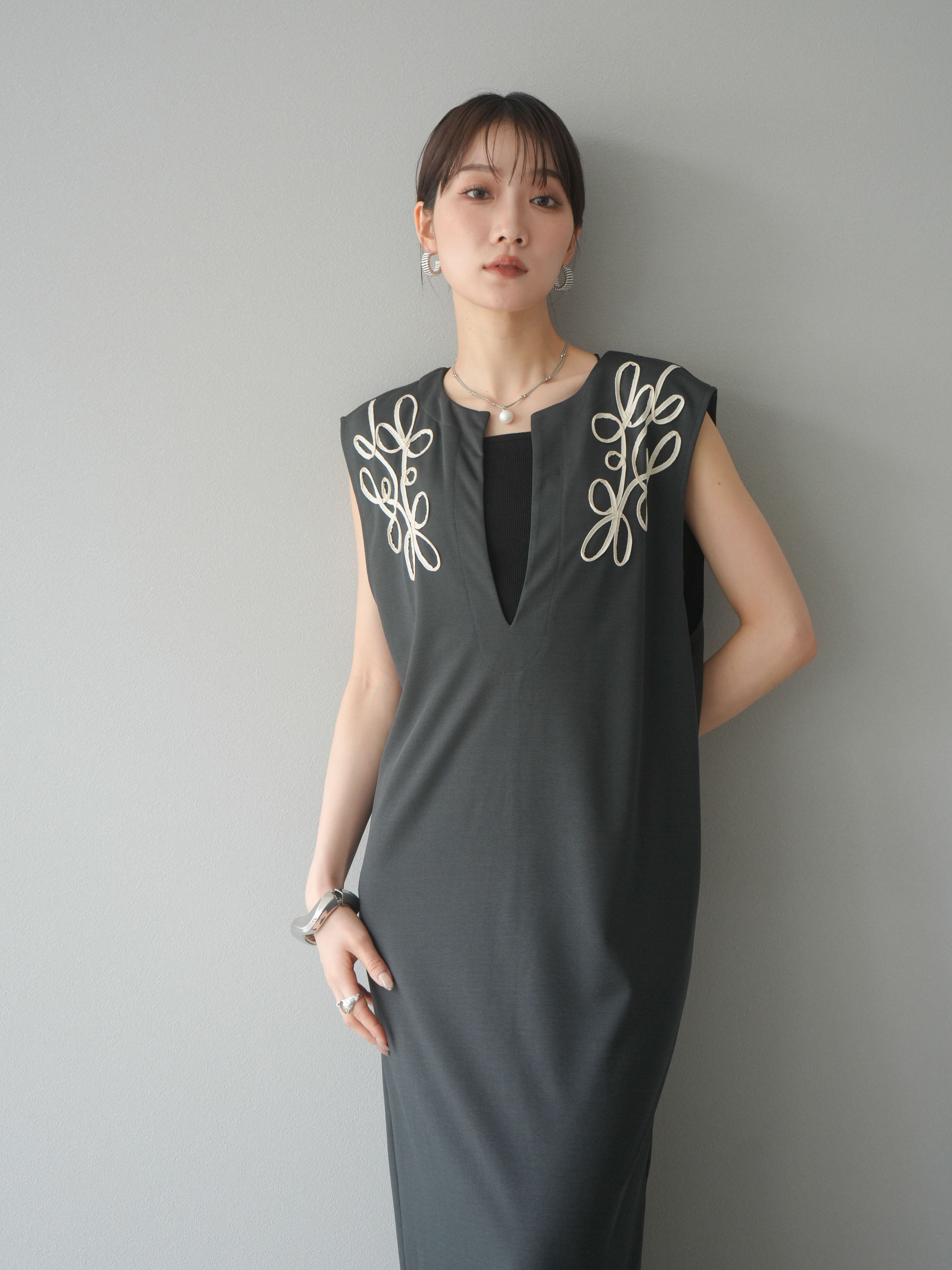 予約]ライトポンチコード刺繍ワンピース/チャコール – Lumier
