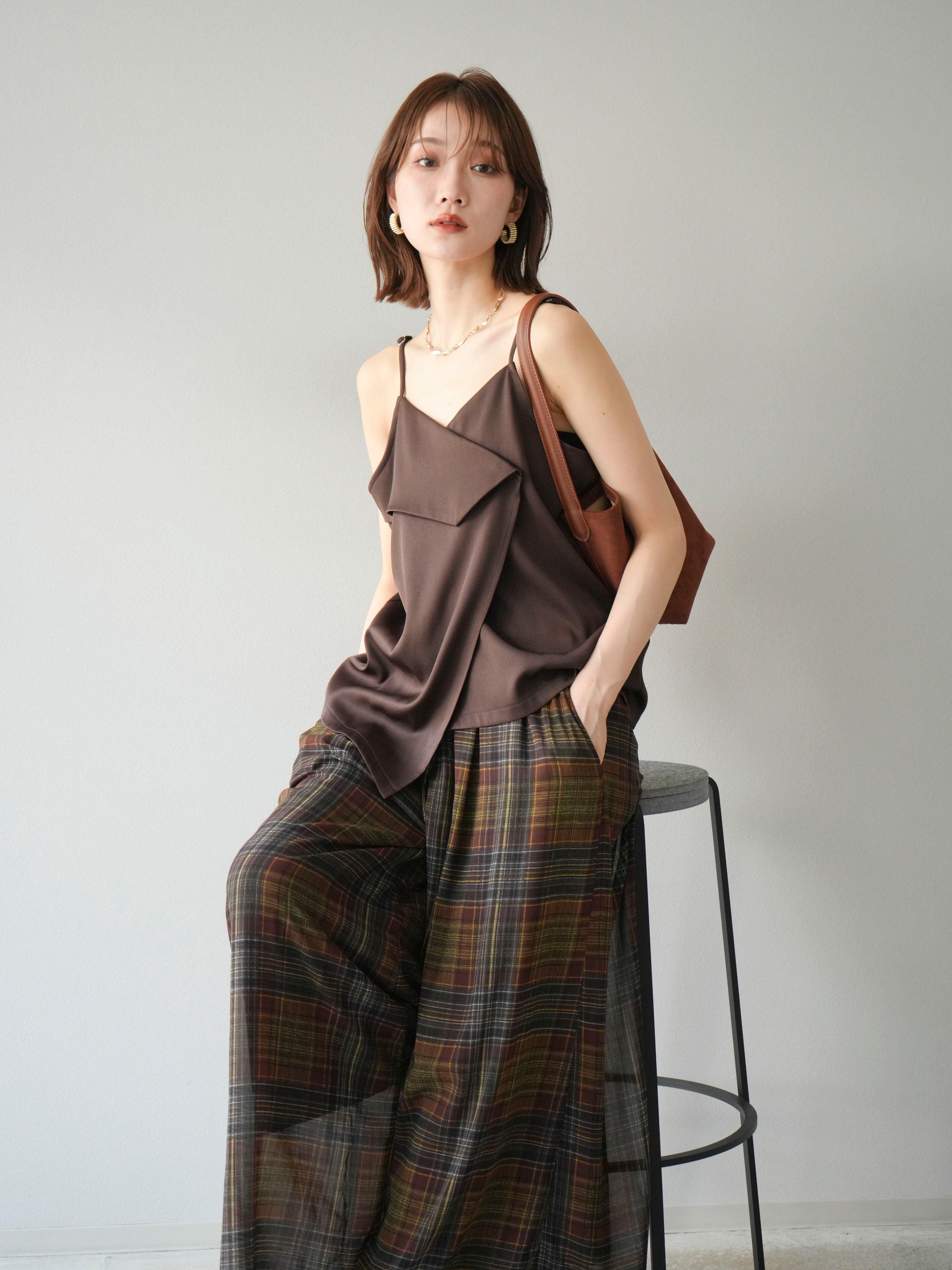 予約]クロスデザインキャミソール/ブラウン – Lumier