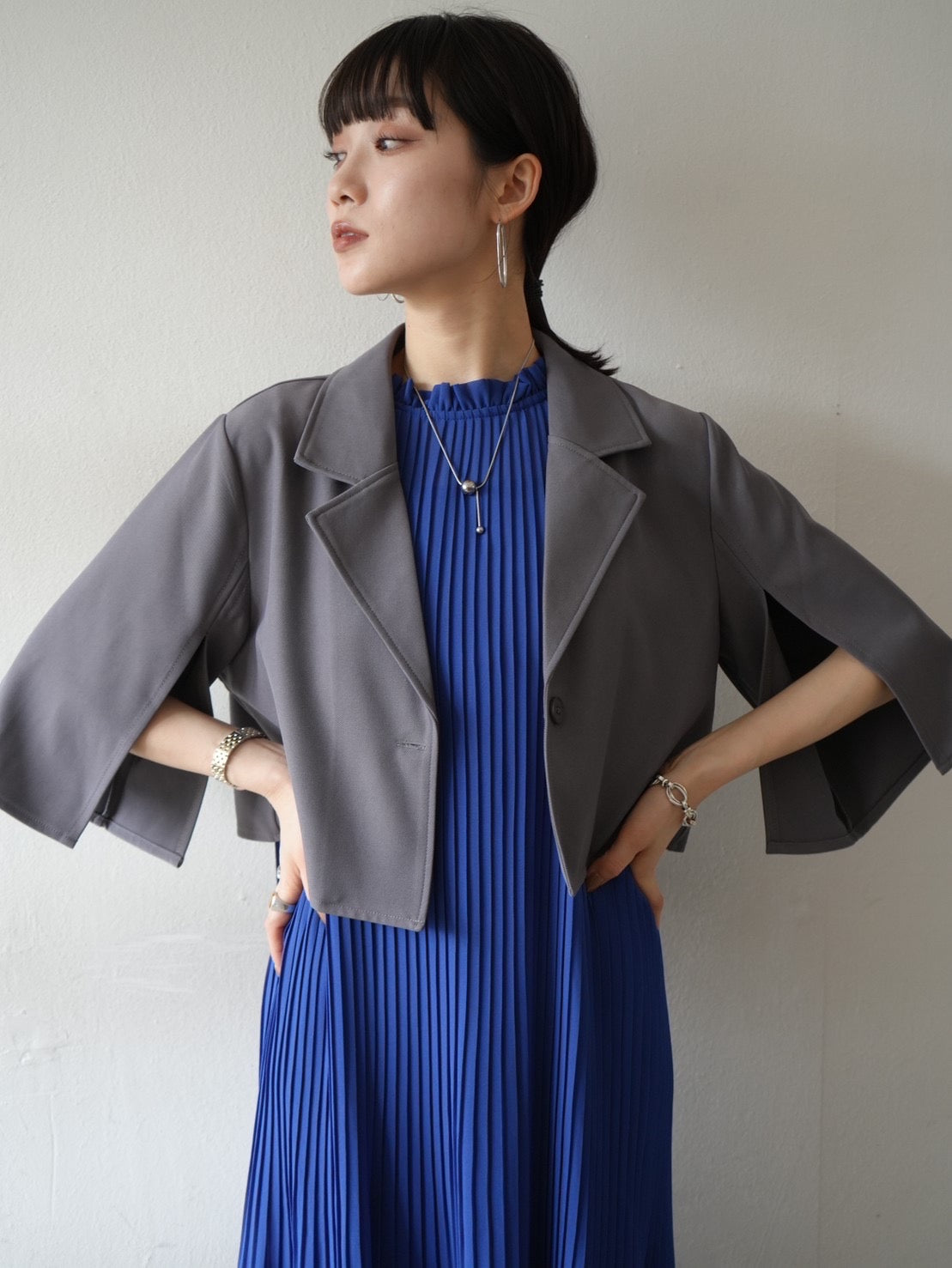 予約]シアープリーツノースリーブワンピース/ブルー – Lumier