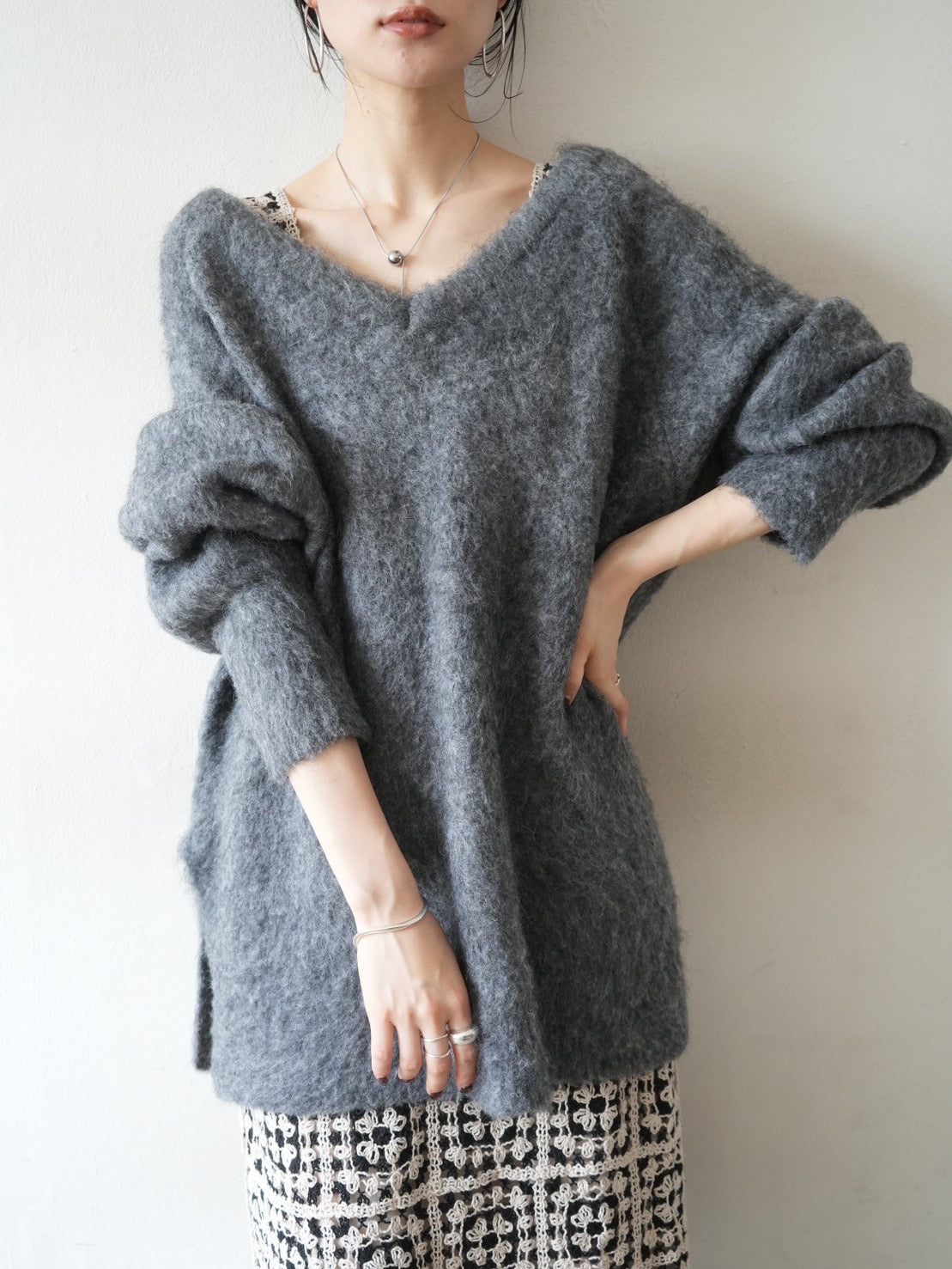 予約]オーバーモヘアニットプルオーバー/チャコール – Lumier