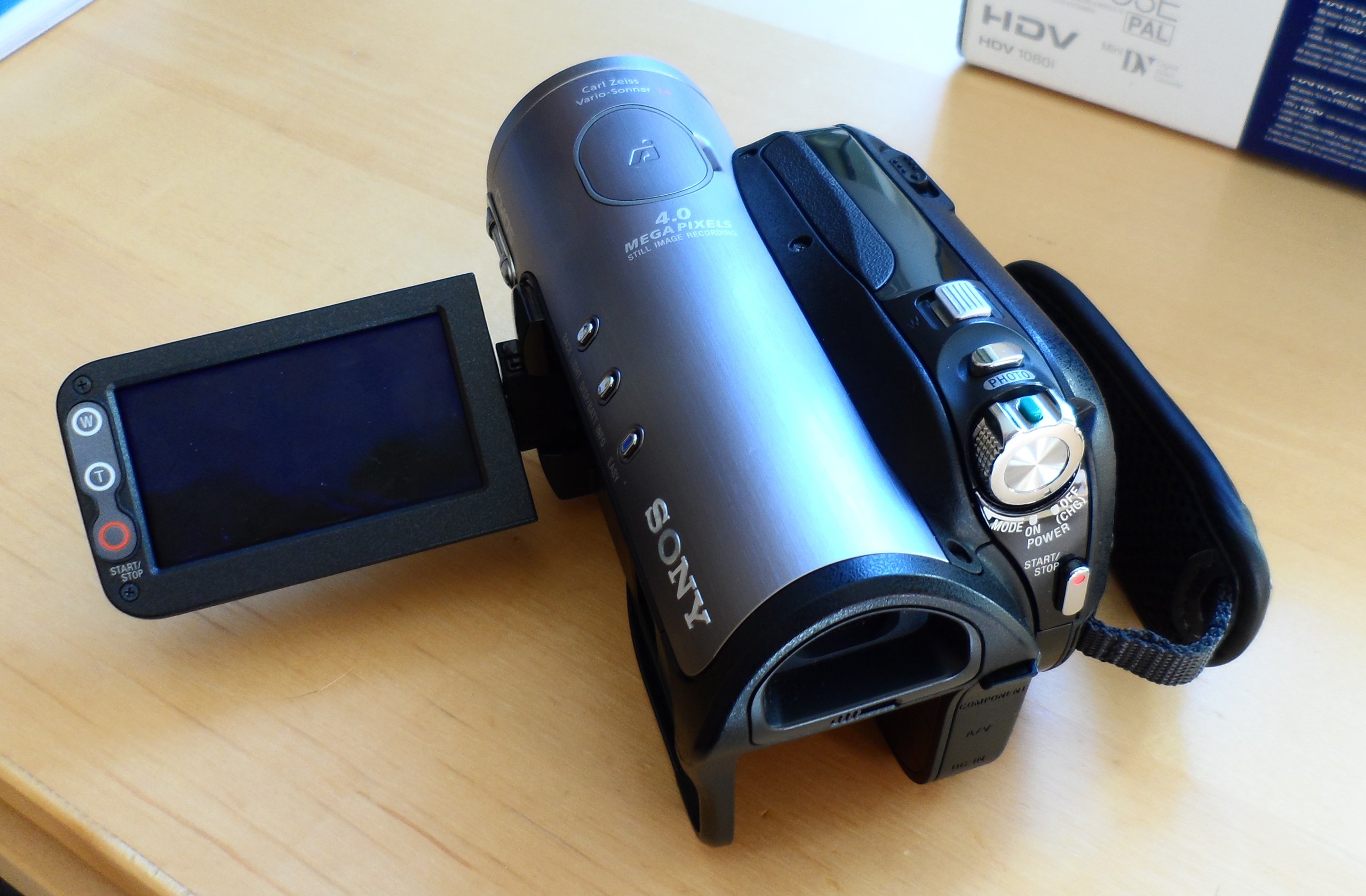 Sony HDR-HC3 High Definition Camcorder [2.0MP, 10 x Optical CMOS