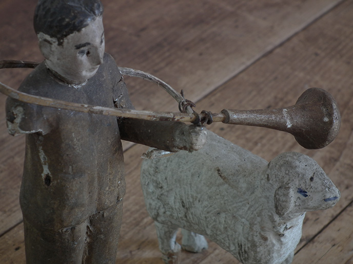 G02186 アンティーク 古い木彫りの羊とラッパを持つ羊飼い | MANSIKKA