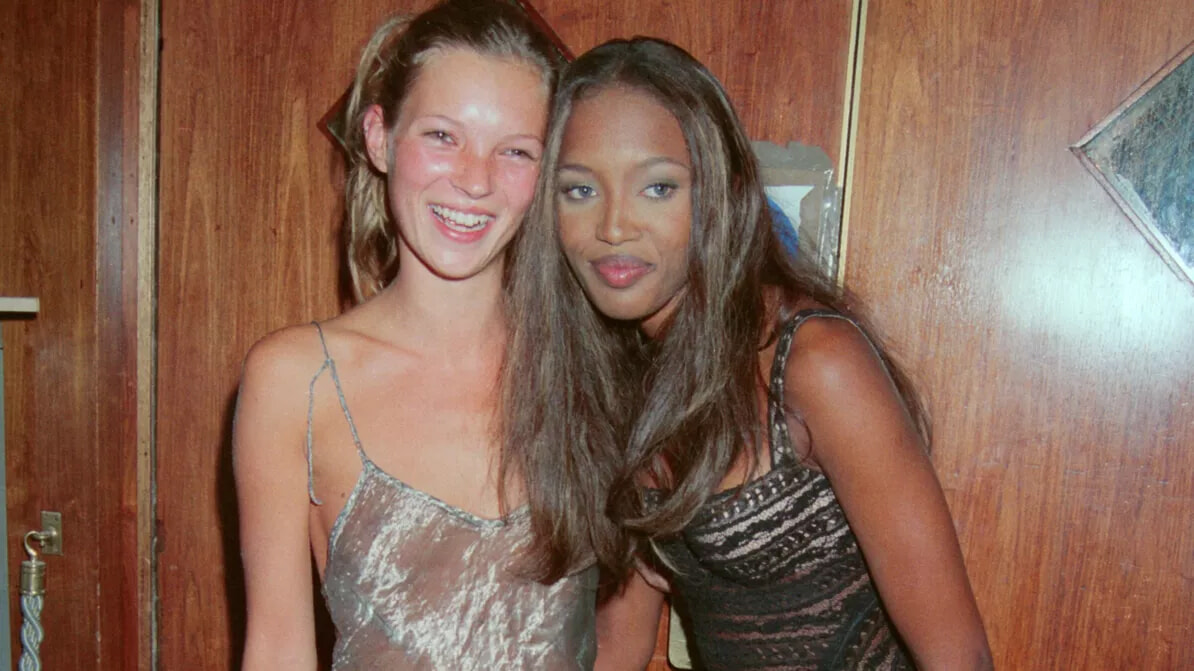 ケイト・モスが30年前にまとった伝説のシースルードレス、オークション