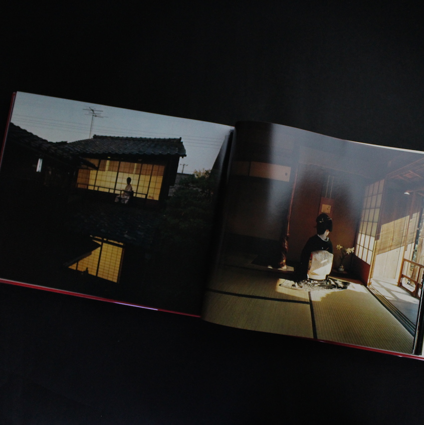 家 meaning of the house（Signed） - 篠山 紀信 / Kishin Shinoyama