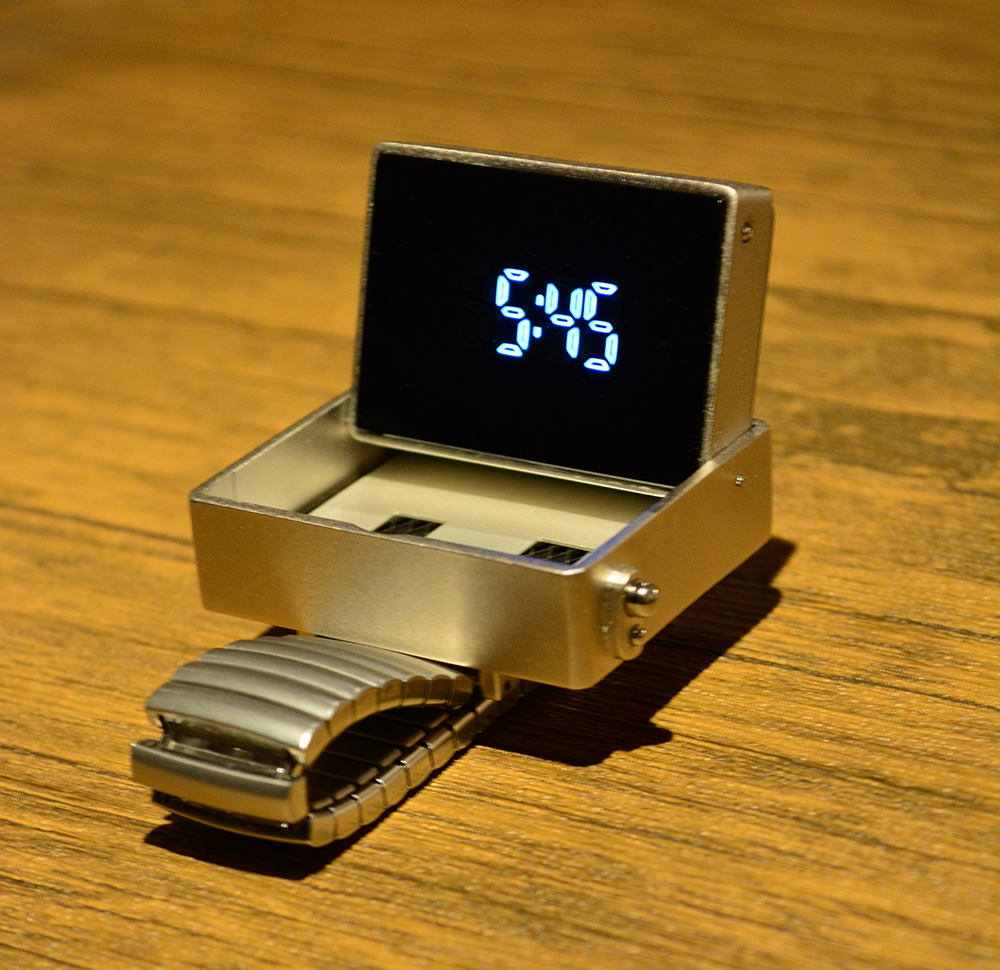 ウルトラセブン』よりウルトラ警備隊のあの「ビデオシーバー」を忠実に