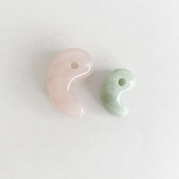 糸魚川産翡翠（ヒスイ）勾玉ろうかん・小ぶりサイズ 勾玉の輪