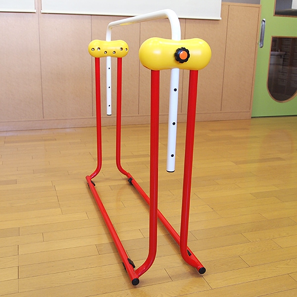 室内 鉄棒、体育体操マット、スケートボードセクション スケボーレール