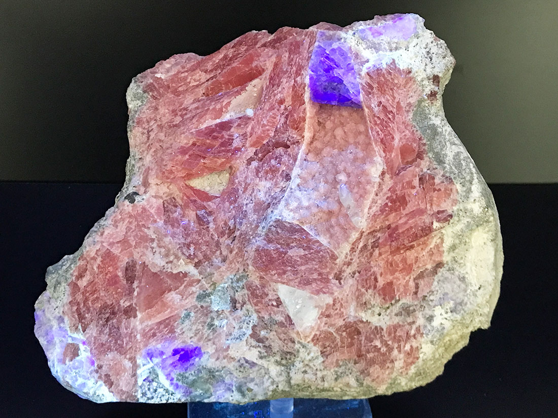 広西チワン族自治区産ロードクロサイト(フローライト共生)