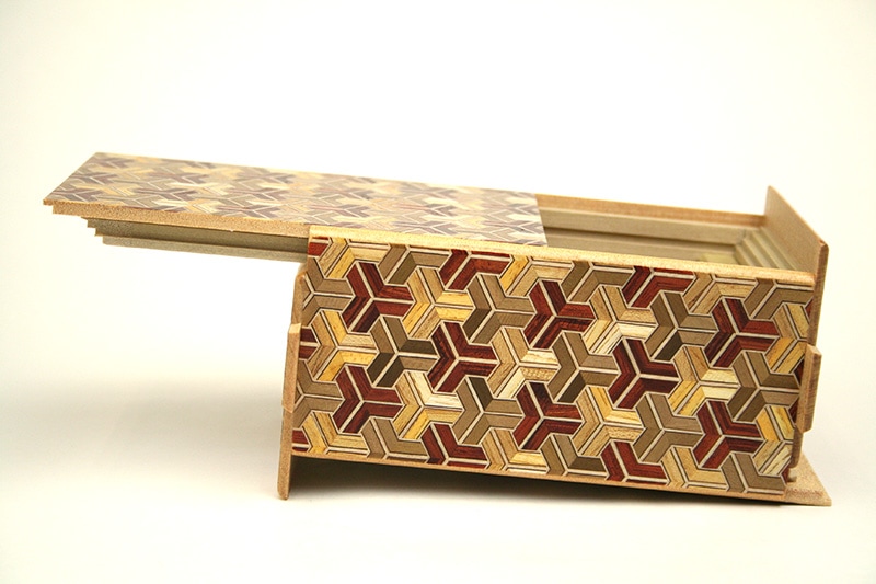 秘密箱35回＋1仕掛け 三色亀甲 | 秘密箱 | 寄木細工専門店 箱根丸山物産