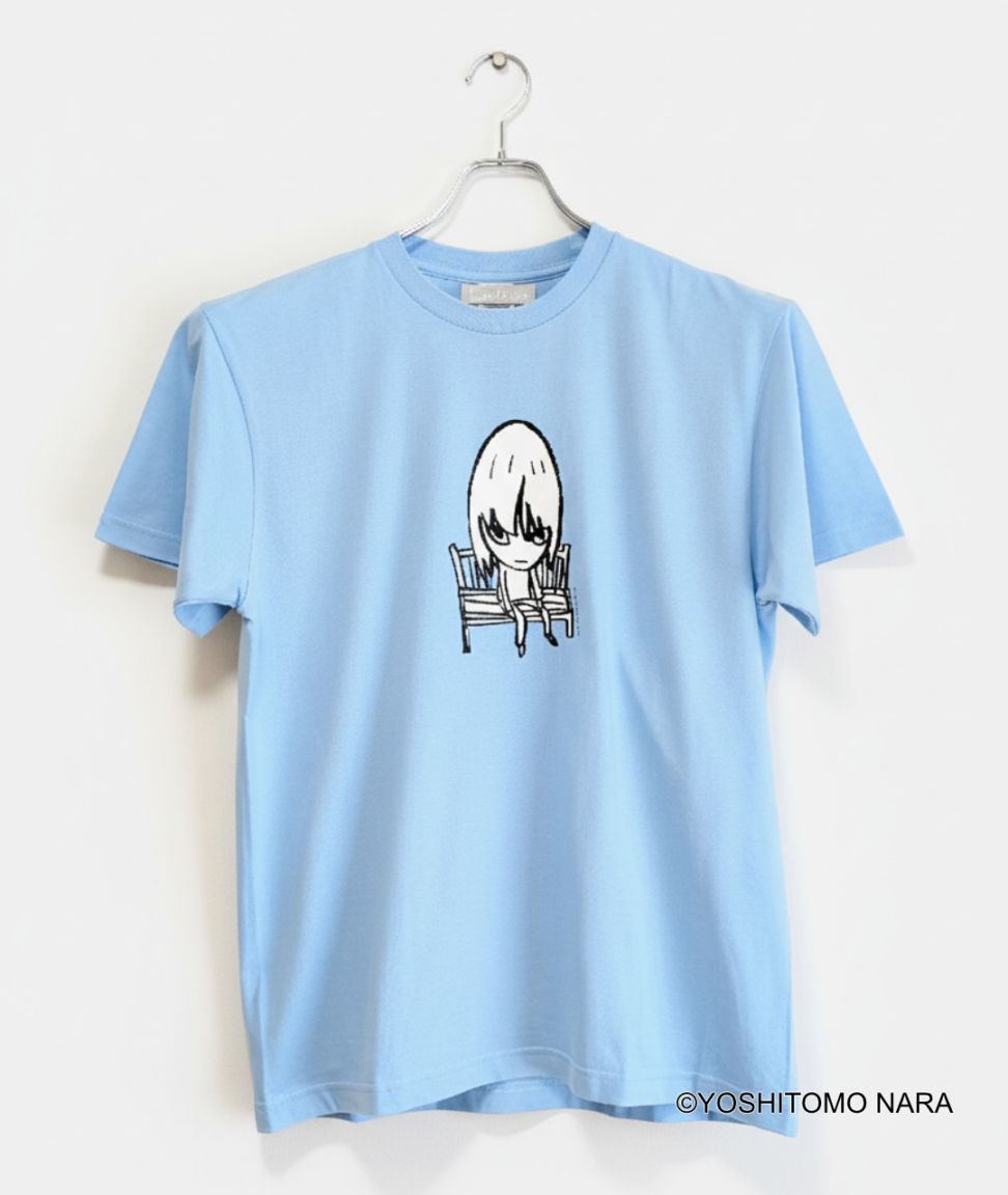 奈良美智 Tシャツ [Bench(ライトブルー)]｜ラムフロム - アートグッズ