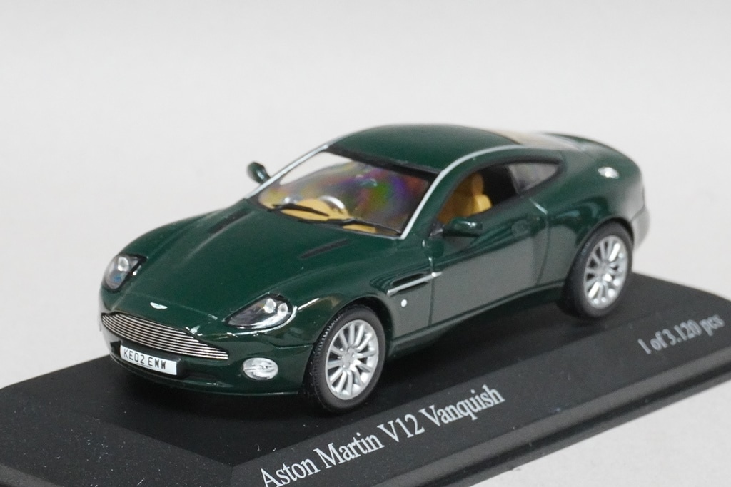 1/43 ミニチャンプス 400137222 アストンマーティン V12 ヴァン