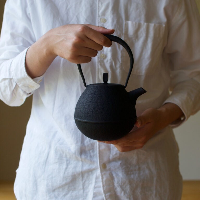 空間鋳造 南部鉄器 egg 鉄瓶 中 500ml 空間鋳造 南部鉄器 egg 鉄瓶 中