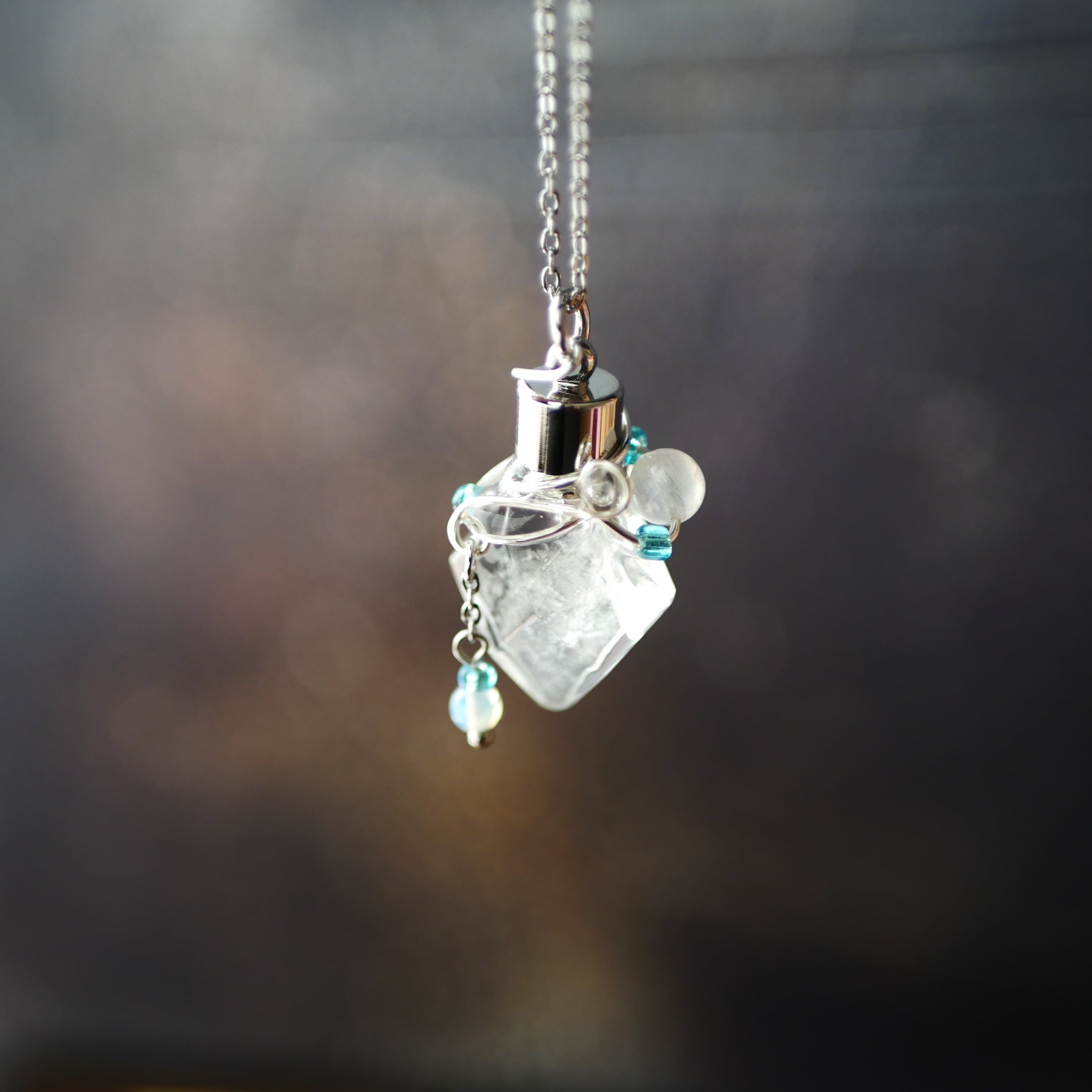 ストームグラス ネックレス「雪の魔法」ダイヤ型ガラスボトル – 宙
