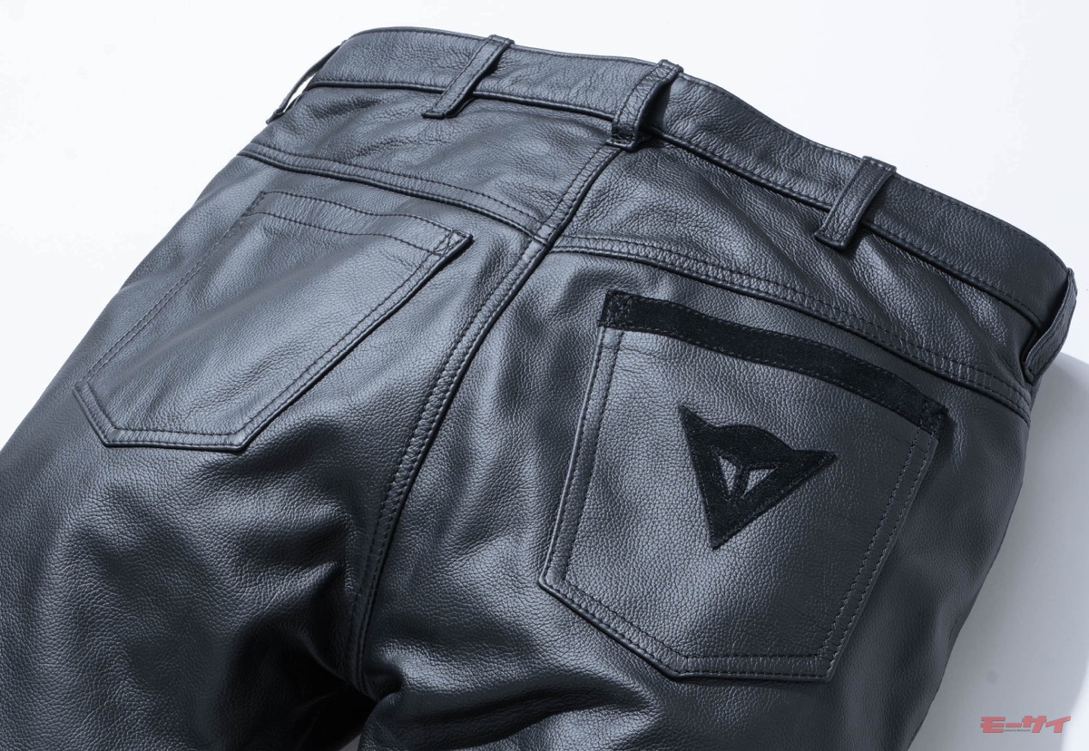 ダイネーゼ「トロフィーリミテッドレザーパンツ」 バイクから降りても