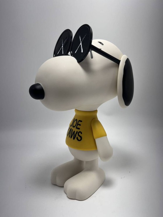 ▷ Kaws x Peanuts Joe Snoopy Vinyl Figure by Kaws, 2011 | Pop Art