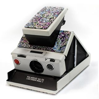 名作ポラロイドカメラ「SX-70」にリバティファブリックで包んだ