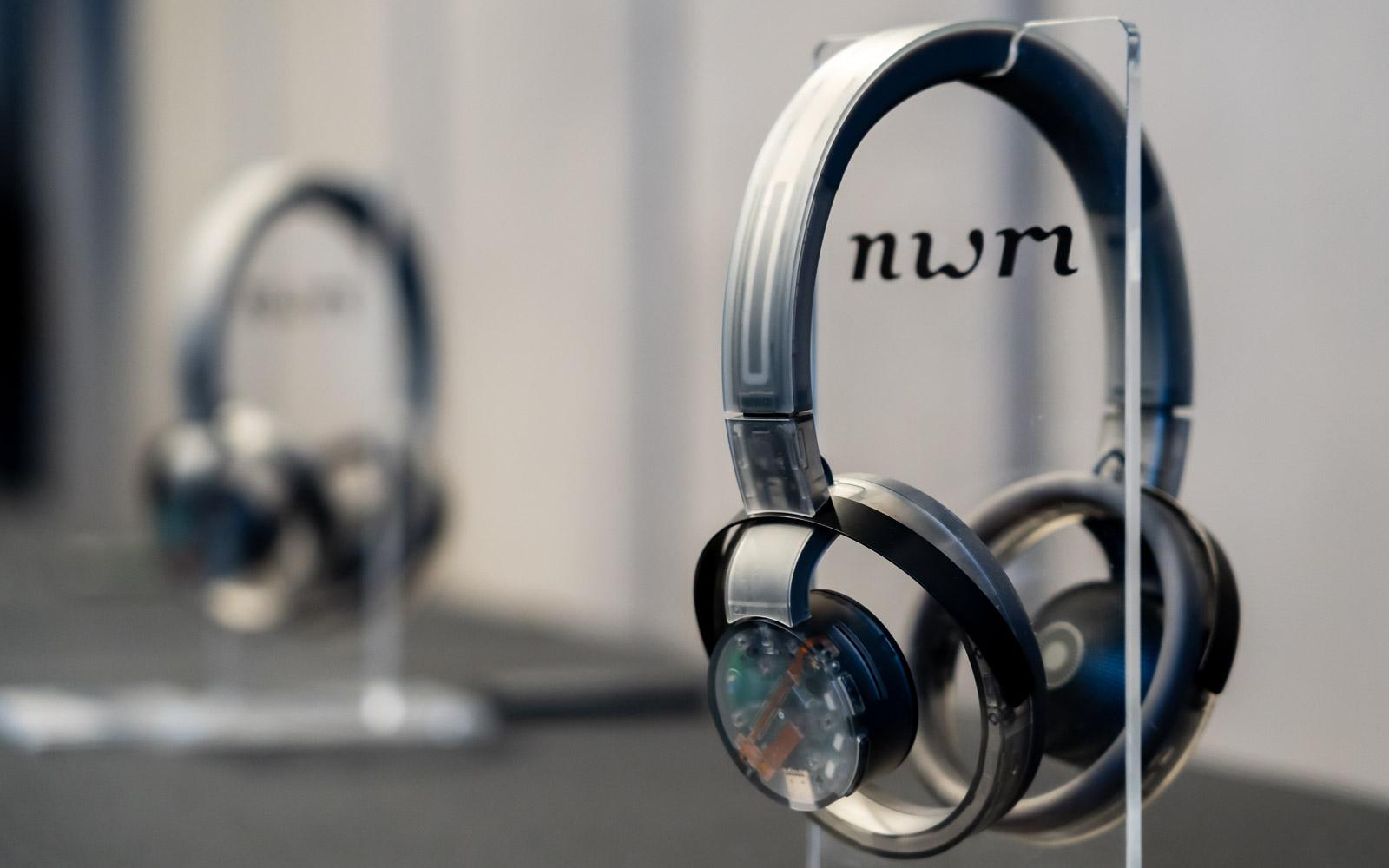NTT独自技術の耳をふさがないヘッドホン「nwm ONE」に新色。「ながら