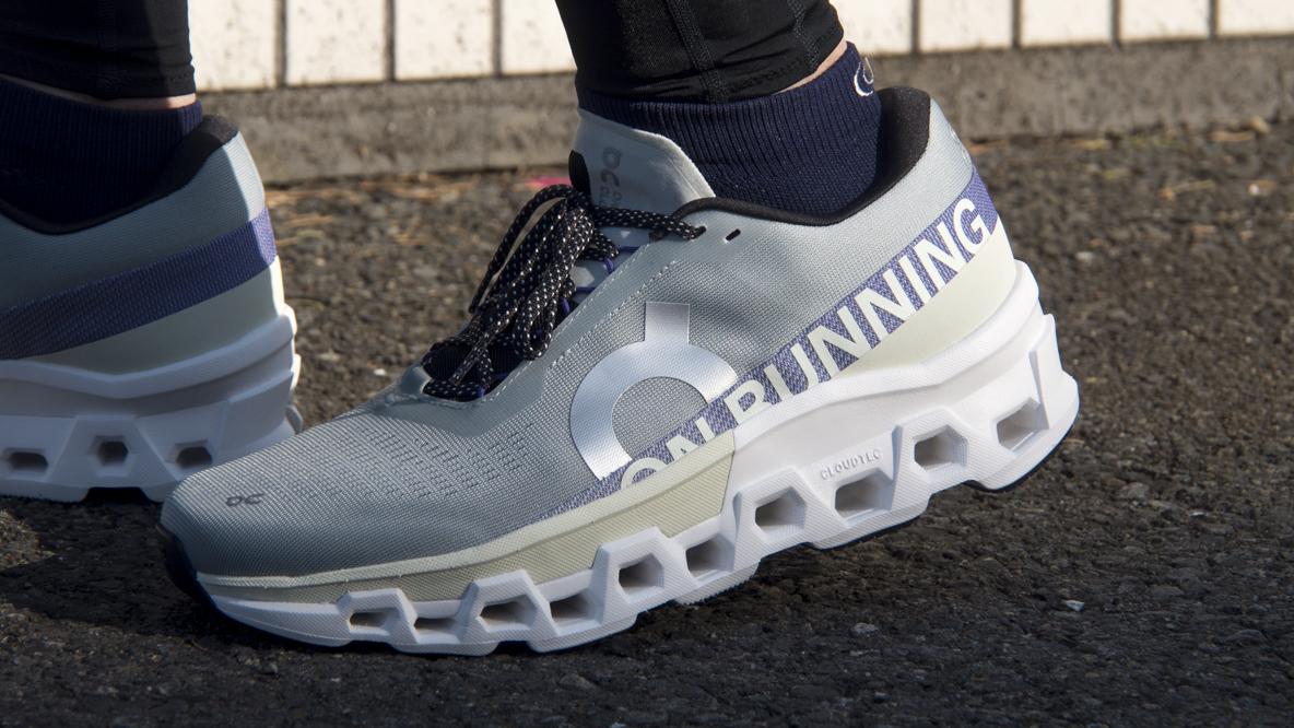 Onの新作「クラウドモンスター2」は、まさに雲の上のような履き心地