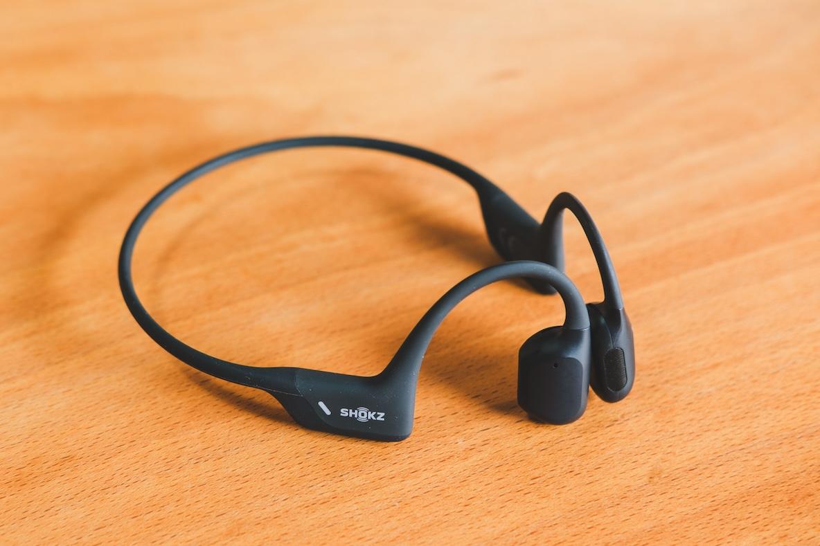 快適すぎる…！耳を塞がない骨伝導イヤホン「Shokz OpenRun Pro」に