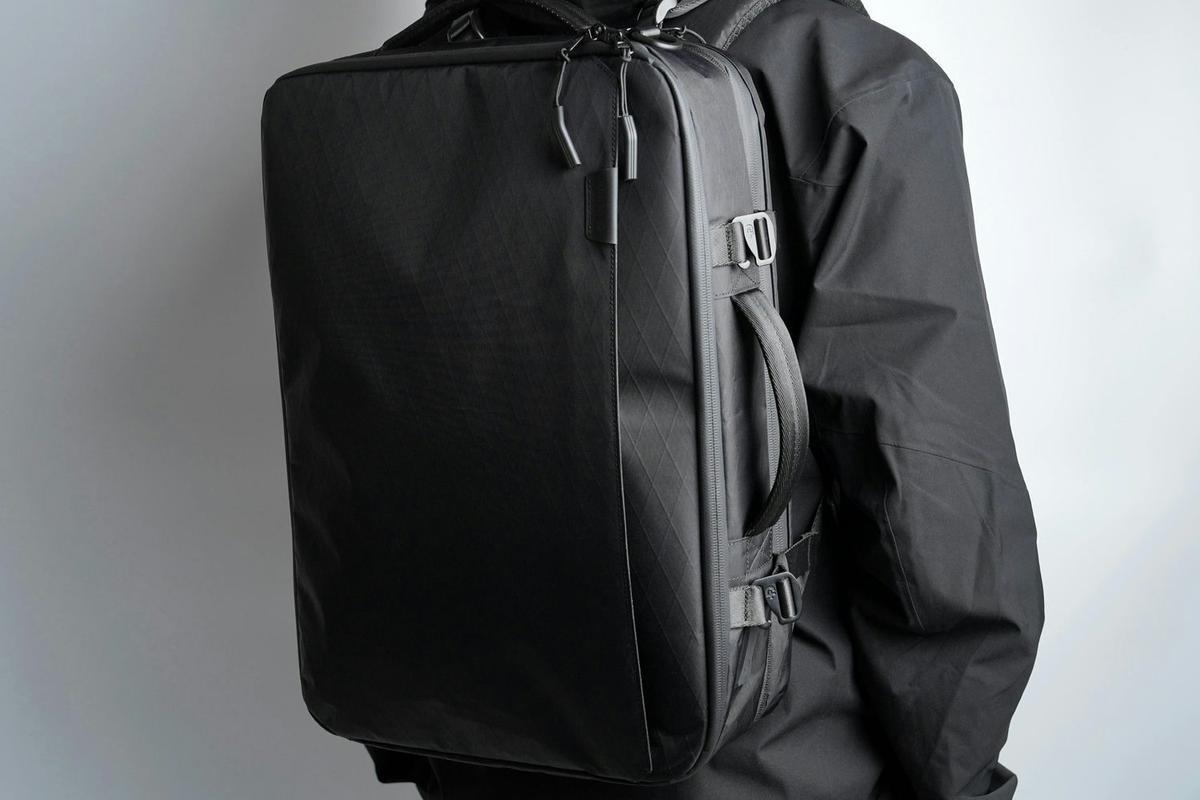 このリュック、高強度のX-PACを全面採用。20L→33Lに容量拡張できる