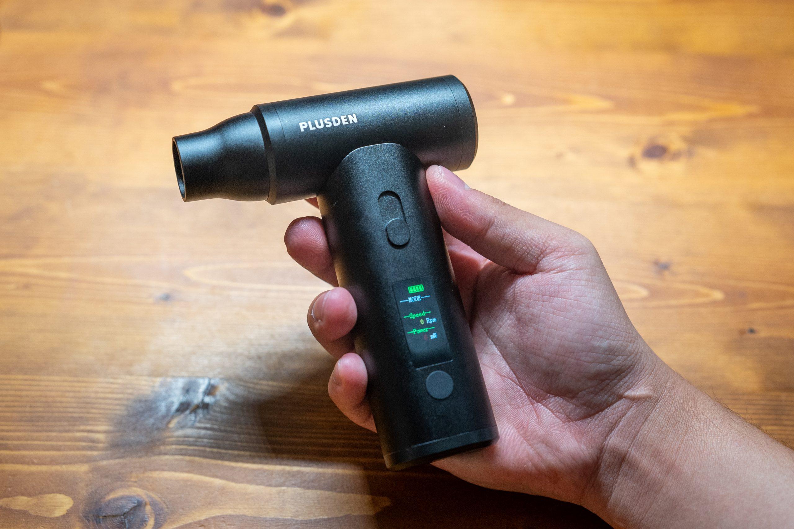 デスクもサッシの溝も。電動エアダスターは気になる汚れをサッと解決