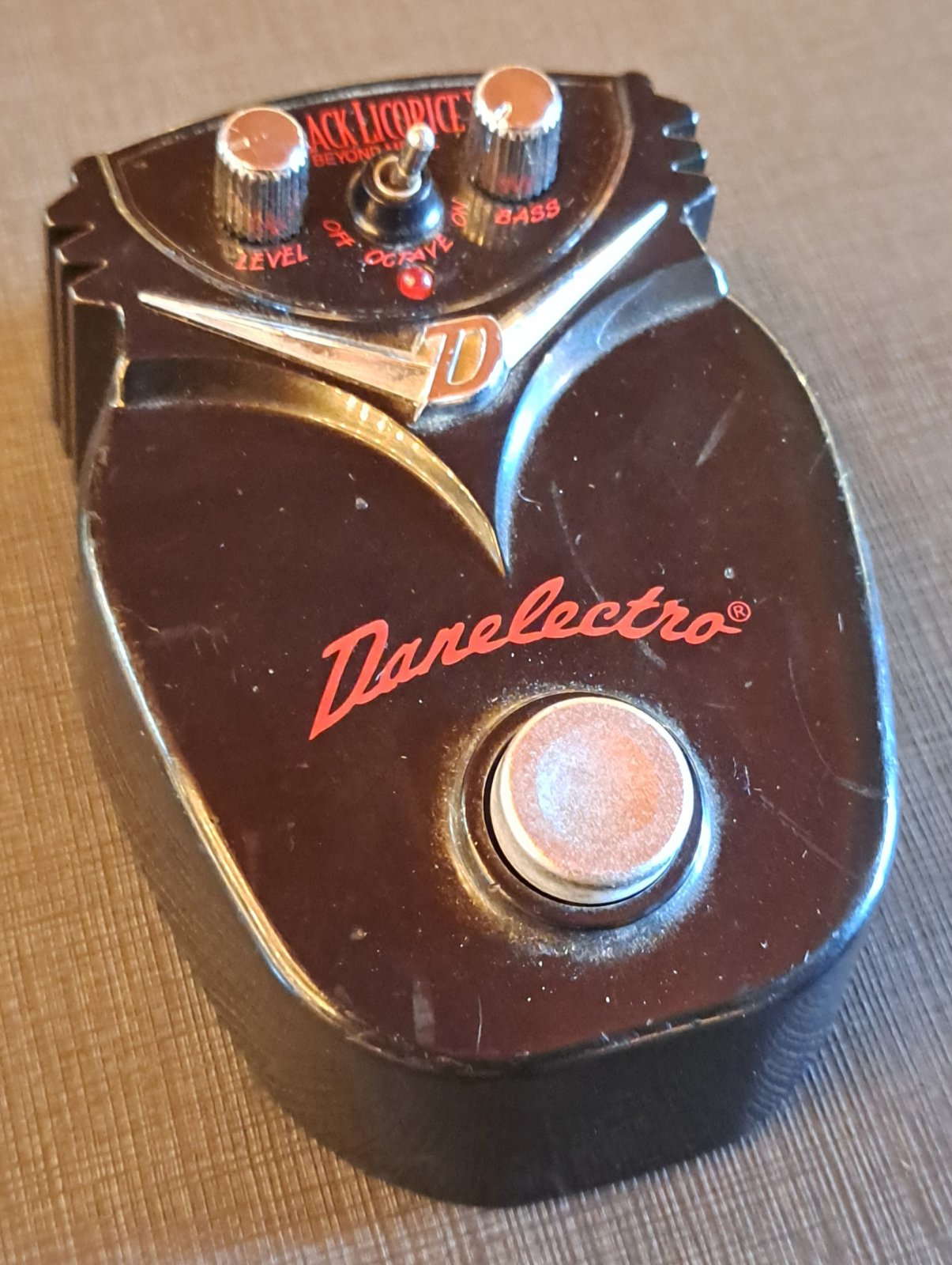 DANELECTRO BLACK LICORICE DISTORTION EFFECTS PEDAL W/ POWER
