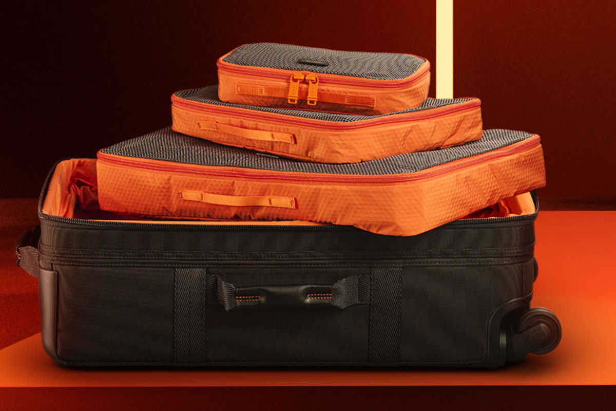 トゥミ〉が俳優クリス・プラットとコラボ！惹かれるのは才色兼備な