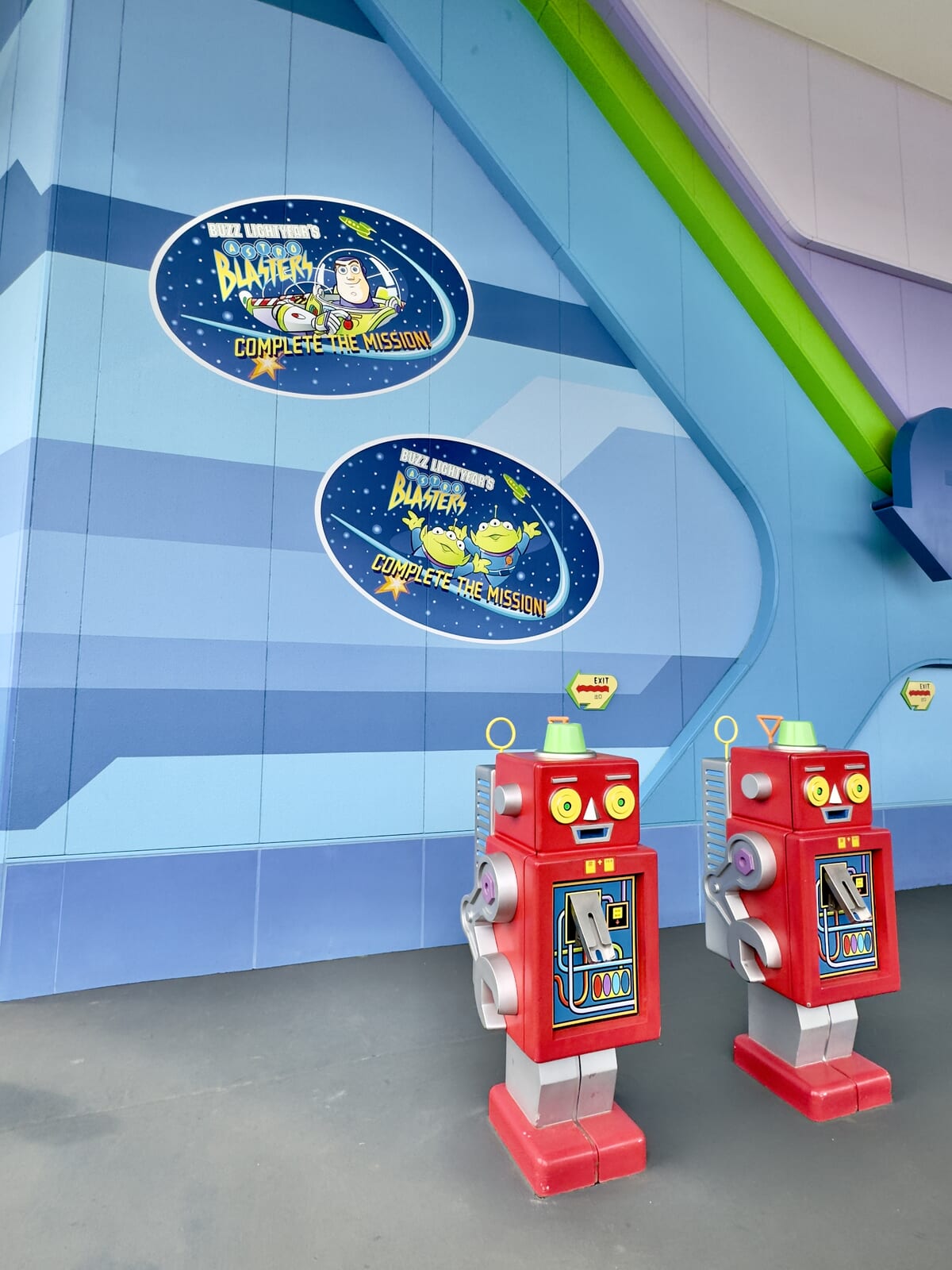 アトラクション「バズ・ライトイヤーのアストロブラスター」デザイン