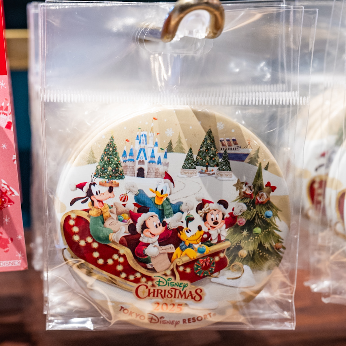 クリスマスの飾り付けを手伝うミッキーたちをデザイン！東京ディズニー