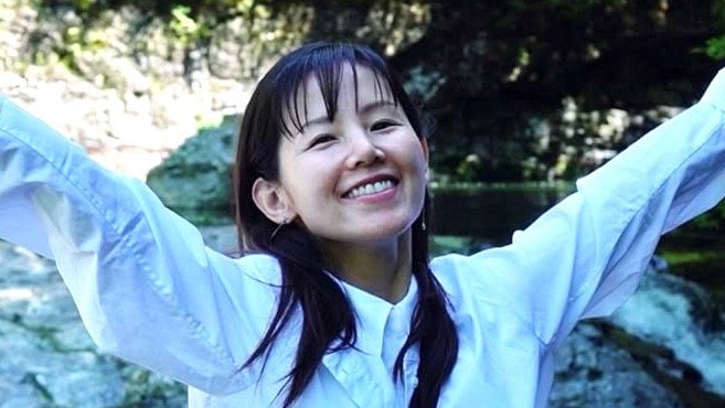 小西真奈美(46) “起きぬけ状態”で早朝散歩を満喫！自然体な姿に「透明