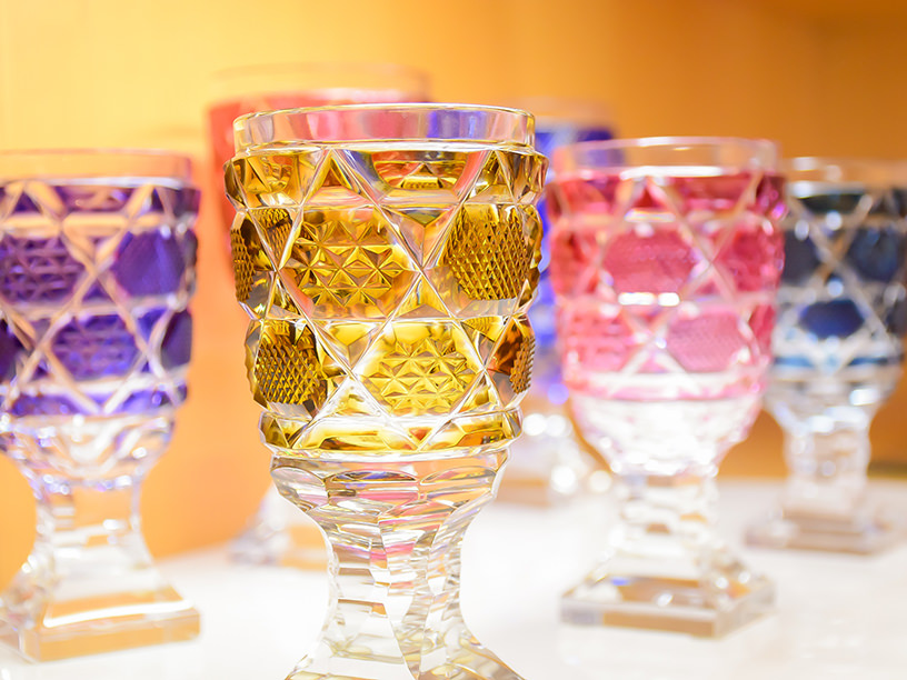 ずっと眺めていたい、歴史がにじむ「薩摩切子」の深淵なる世界 | 三越