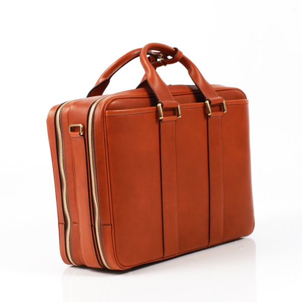 万双のオーバーナイト・バッグ／経年変化を愉しむ、上質の出張用レザー