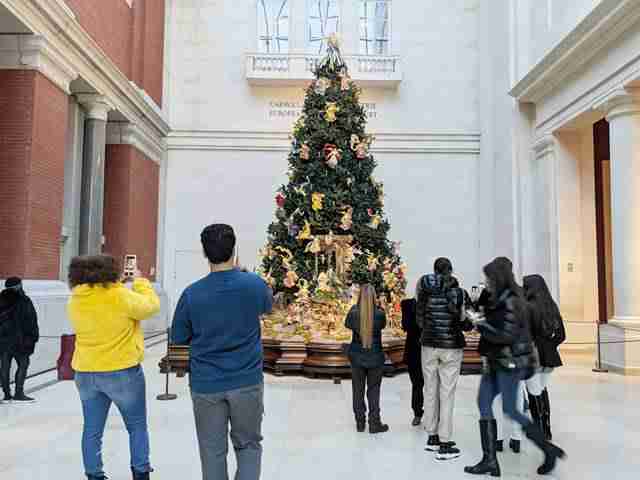 ニューヨーク メトロポリタン美術館 天使が舞うクリスマスツリー 今年