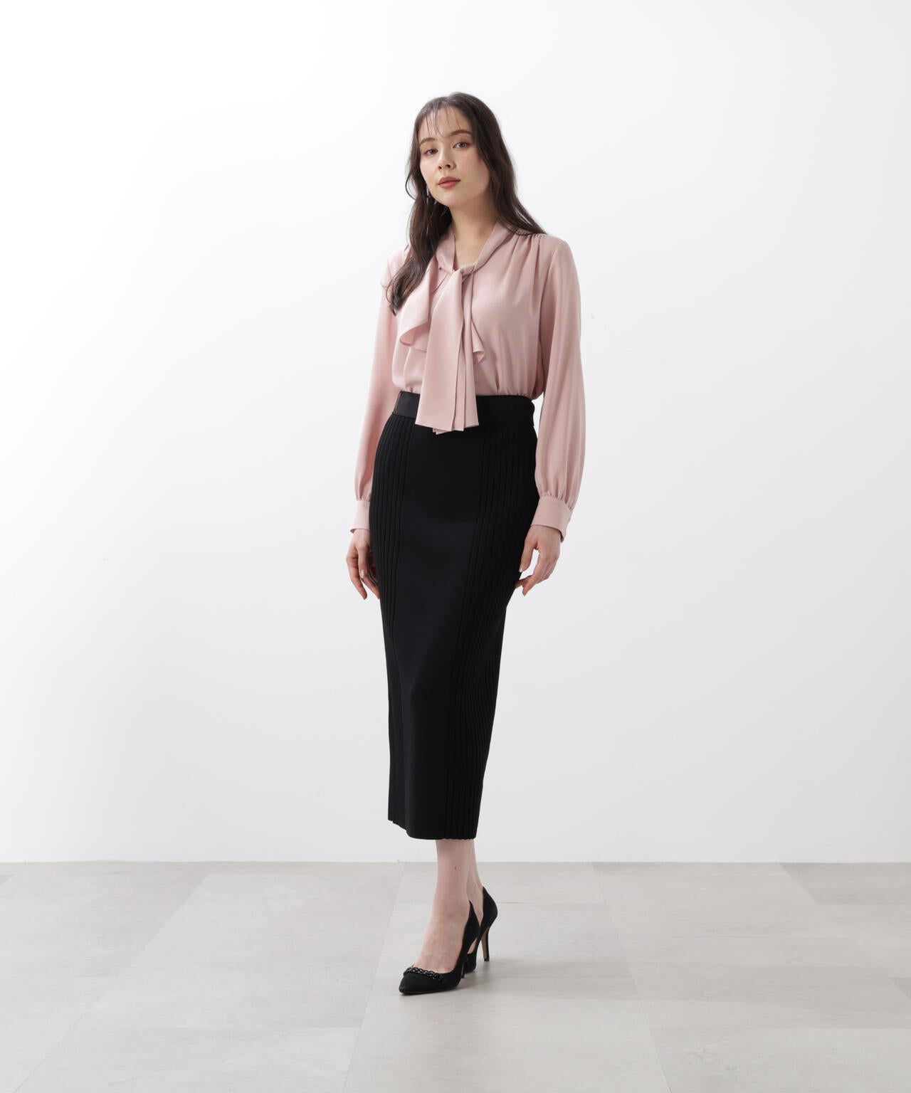 WEB/店舗限定カラー］ラッフルアクセントボウタイブラウス