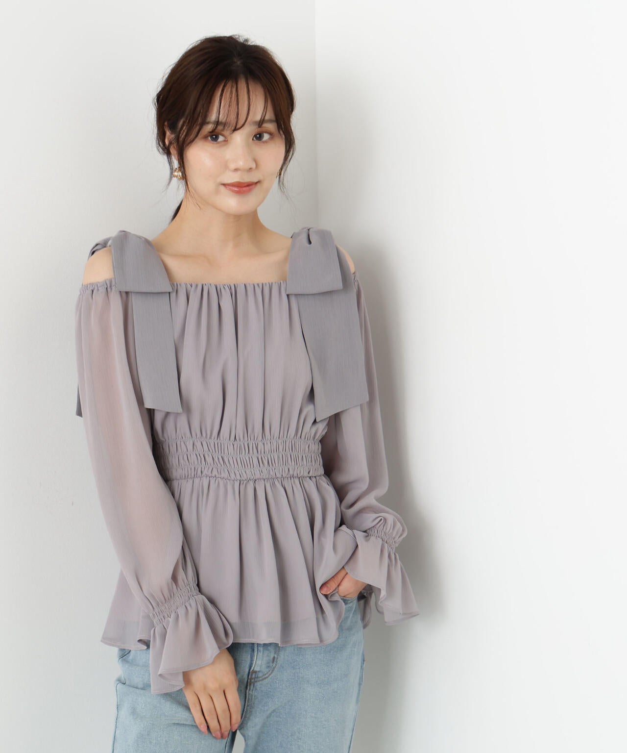 松川星さん着用】ショルダーリボンシャーリングブラウス【グレー