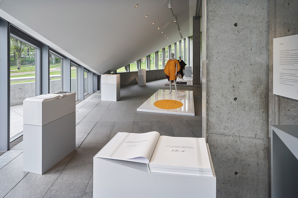 三宅一生デザイン文化財団 | 『ISSEY MIYAKE 三宅一生』刊行記念展