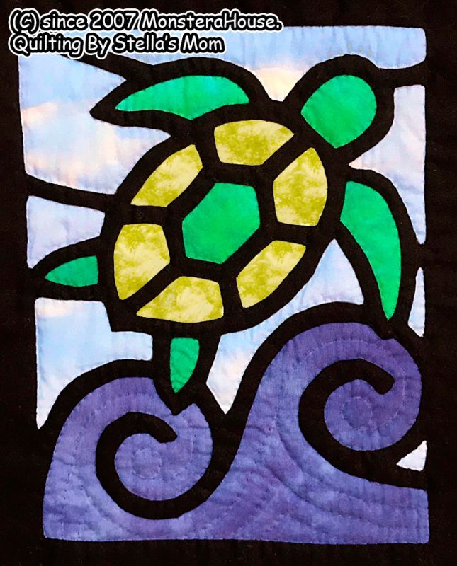 ホヌのステンドグラスキルトタペストリー20_25 - MonsteraHouse WebShop