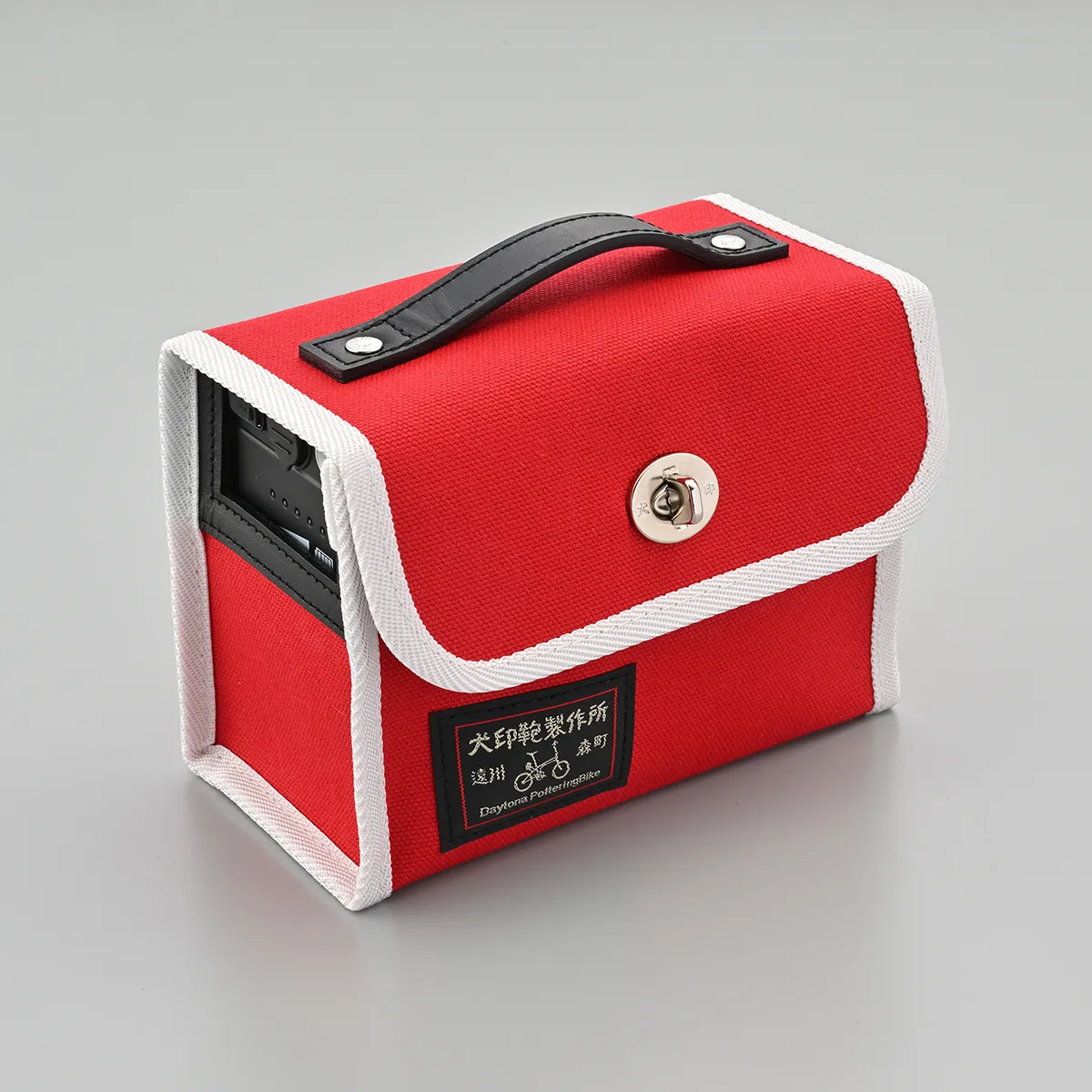 ケースおよびフィルムを使用していたため綺麗な状態かと思います