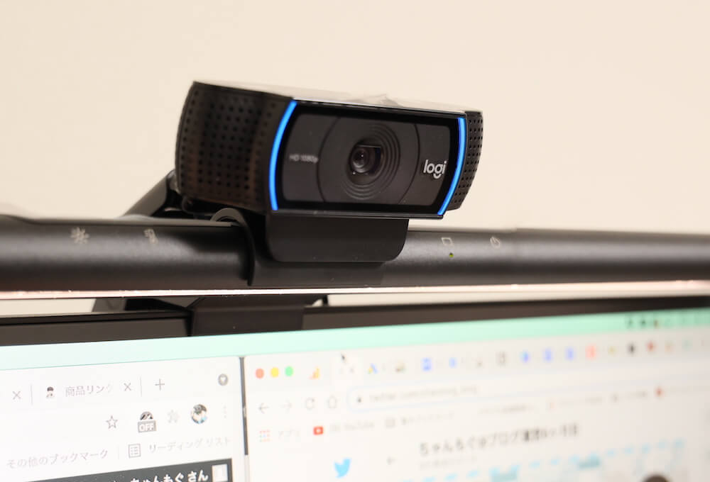 BenQ】ScreenBarをレビュー！Webカメラ装着時の様子も紹介｜もぐガジェ