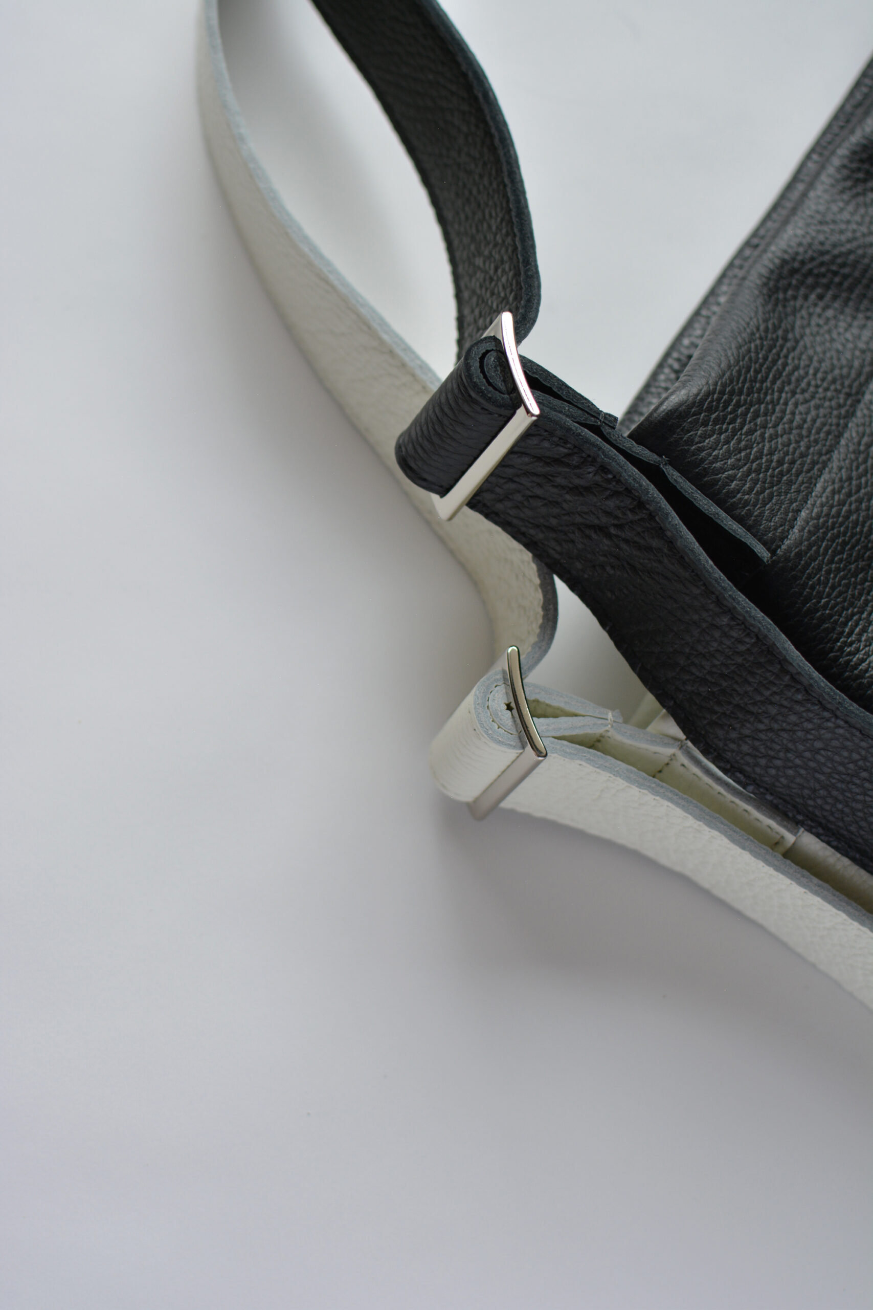 WIDE SHOULDER BAG | MOLVAR official web site