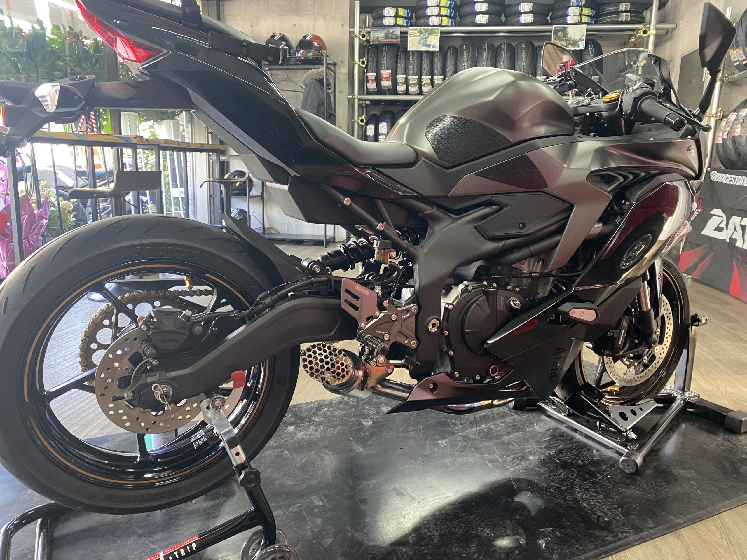 ZX-25R SP忠男 パワーボックス マフラー＆ヨシムラ バックステップ交換